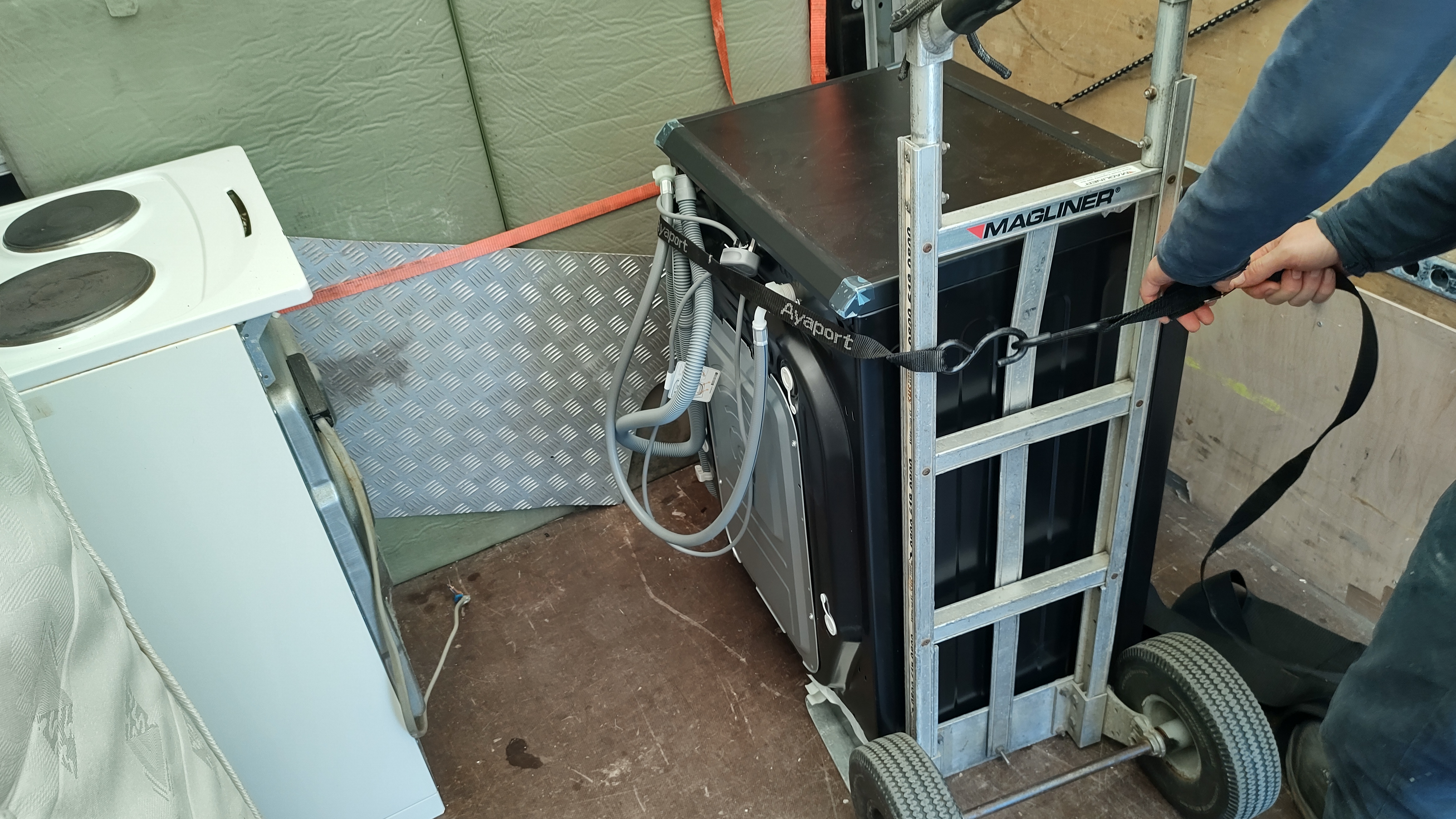 House removal service with lifting equipment